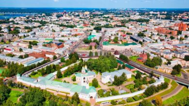 Туристы на фоне куполов Золотого кольца России