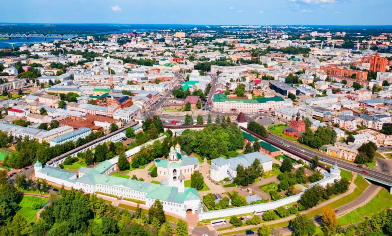 Туристы на фоне куполов Золотого кольца России