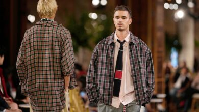 Ромео Бекхэм в клетчатом и полосатом наряде от Tommy Hilfiger на фоне Нью-Йорка