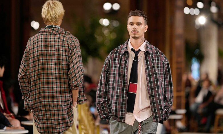 Ромео Бекхэм в клетчатом и полосатом наряде от Tommy Hilfiger на фоне Нью-Йорка
