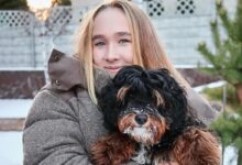 Теннисист с собакой на корте