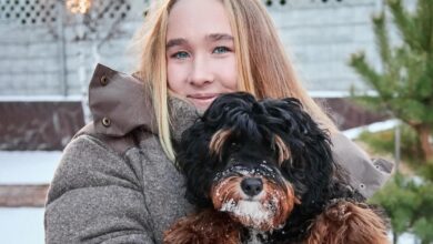 Теннисист с собакой на корте