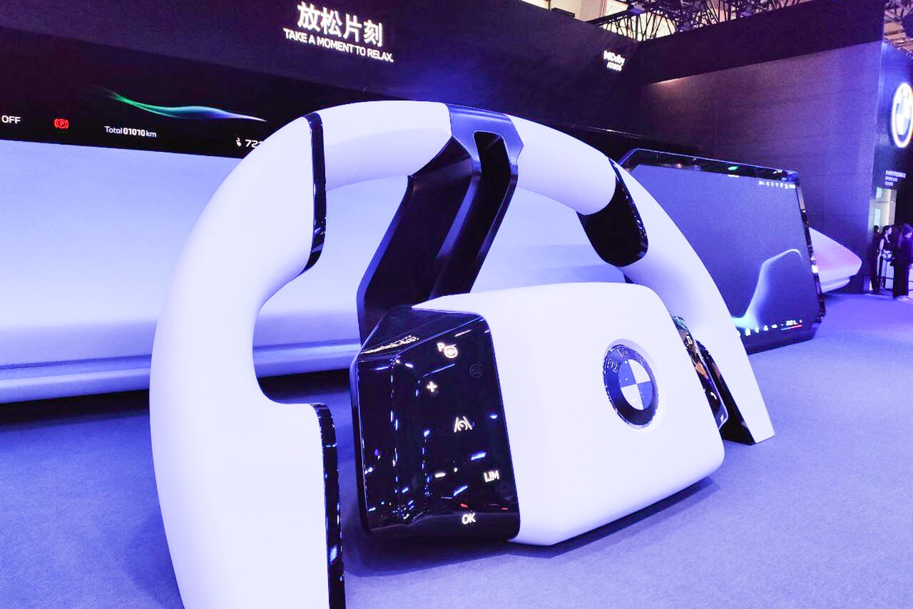BMW автомобиль дрифтует на трассе