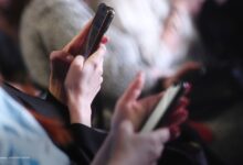 Иллюстрация цифрового помощника для школьников, использующего нейросети