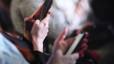 Иллюстрация цифрового помощника для школьников, использующего нейросети
