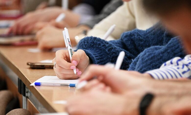 Вьетнамские студенты на занятиях по сопромату в российском университете