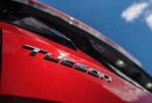 Hyundai Tucson N-Line на фоне асфальта, демонстрирующий мощь 300 лошадиных сил.