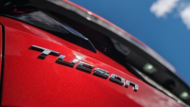 Hyundai Tucson N-Line на фоне асфальта, демонстрирующий мощь 300 лошадиных сил.