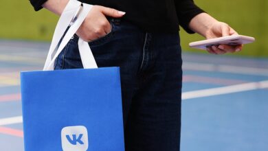 Иллюстрация малых бизнесов, получающих бонусы благодаря алгоритмическому продвижению