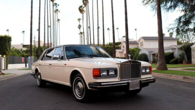 Исторический Rolls-Royce, принадлежащий маме Майкла Джексона, на фоне луны