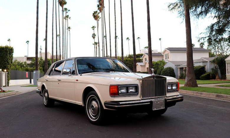 Исторический Rolls-Royce, принадлежащий маме Майкла Джексона, на фоне луны