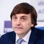 Дети в театре, играющие на сцене, вместо использования планшета.