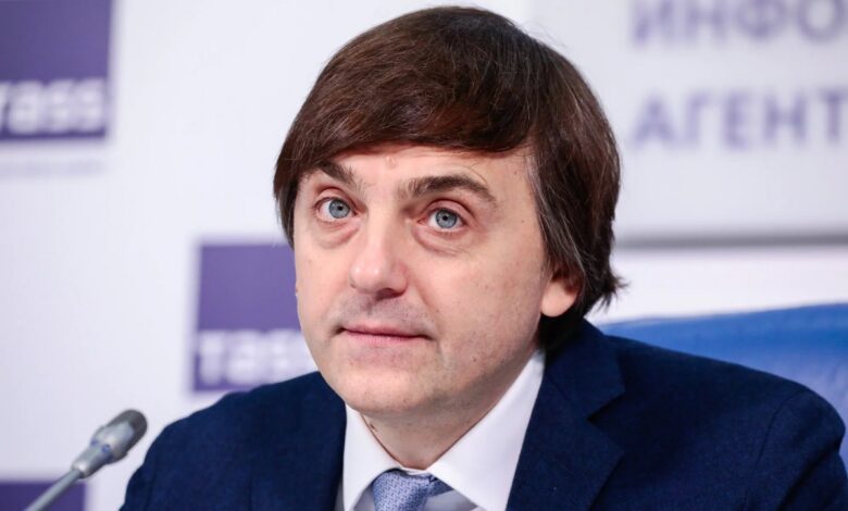 Дети в театре, играющие на сцене, вместо использования планшета.