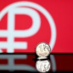 Изображение, иллюстрирующее концепцию виртуальных денег и их влияние на реальную экономику.