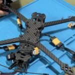 Участники ВЭФ-2026 в деловых костюмах с отвертками в руках