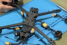 Участники ВЭФ-2026 в деловых костюмах с отвертками в руках