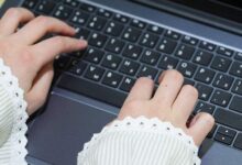Изображение, иллюстрирующее переход от древних выборных традиций к современным технологиям голосования