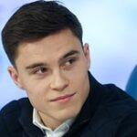 Никита Нагорный демонстрирует мастерство акробатики на помосте, вызывая восхищение зрителей.