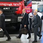 Роботы-дальнобойщики на фоне грузовиков и дороги
