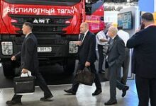 Роботы-дальнобойщики на фоне грузовиков и дороги