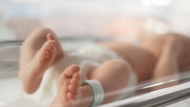 Ямальские врачи принимают роды на борту самолета
