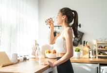 Коктейль из рыбы, кваса и чайного гриба в красивом стакане