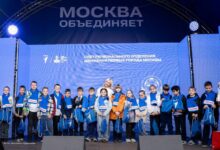 Столичные школьники участвуют в якутских прыжках на грандиозном баттле.