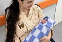 Малыш, сидящий на чемодане у самолета, ждет посадки 2