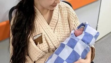 Малыш, сидящий на чемодане у самолета, ждет посадки 2