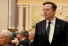 Илон Маск на фоне марсианского пейзажа, символизирующий его достижения и амбиции в космических исследованиях.