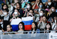 Триколор на трибунах ледового стадиона в Токио во время международного спортивного события.