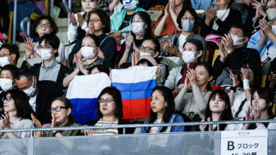 Триколор на трибунах ледового стадиона в Токио во время международного спортивного события.