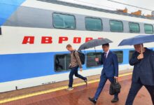Офисные кочевники на фоне поездов и чайных стаканов в подстаканниках