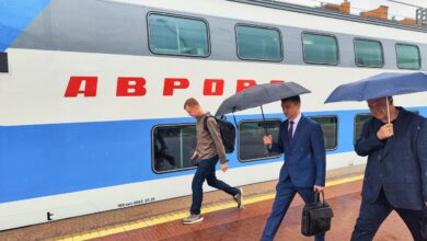 Офисные кочевники на фоне поездов и чайных стаканов в подстаканниках