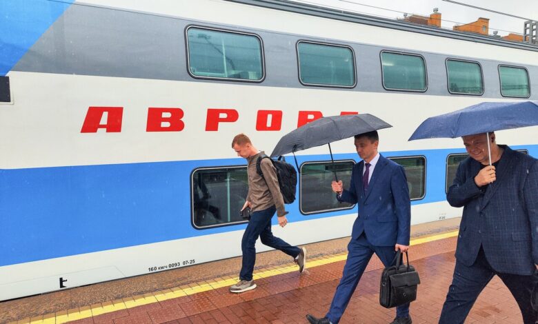 Офисные кочевники на фоне поездов и чайных стаканов в подстаканниках