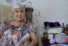 Бабушка из Ростова в ярких носках, вызывающая улыбку