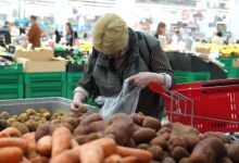 Изображение картофеля и яблок на фоне супермаркета