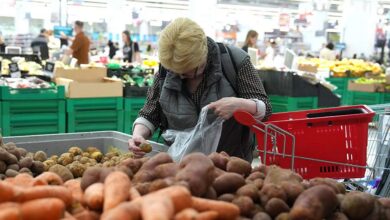 Изображение картофеля и яблок на фоне супермаркета
