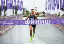 Мокрые кроссовки на мосту во Владивостоке