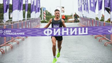 Мокрые кроссовки на мосту во Владивостоке