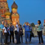 Экскурсовод с единым пропуском, представляющий достопримечательности