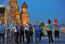 Экскурсовод с единым пропуском, представляющий достопримечательности