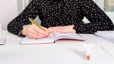 Изображение, символизирующее переход Азии на кириллицу и чтение произведений Толстого.