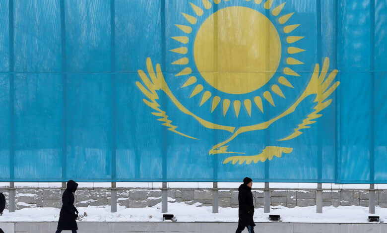 Футбольный матч, где команда Астана празднует победу в Суперкубке УЕФА 2028 на фоне степных пейзажей.