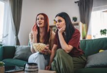 Изображение, иллюстрирующее концепцию нейронного санатория с элементами природы и комедийного контента.
