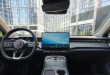 Седан Hongqi H5 с рычагом управления на руле и встроенным кинотеатром