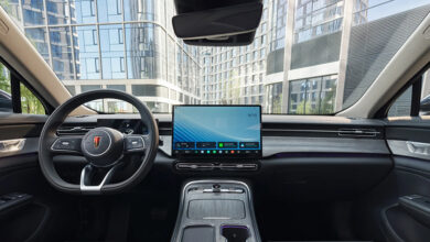 Седан Hongqi H5 с рычагом управления на руле и встроенным кинотеатром