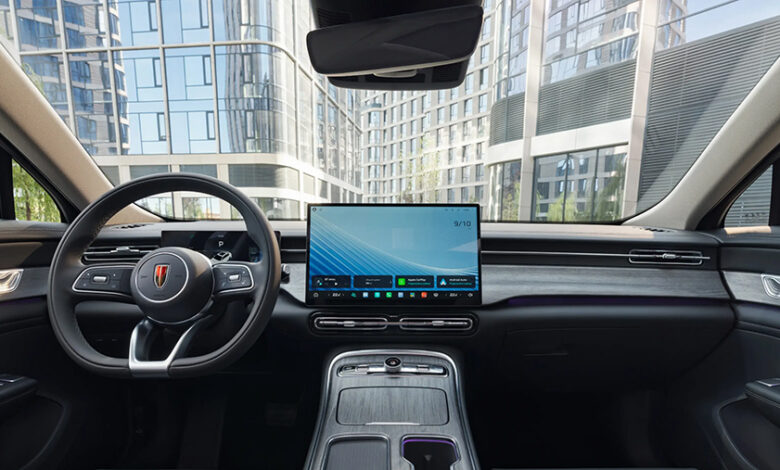 Седан Hongqi H5 с рычагом управления на руле и встроенным кинотеатром