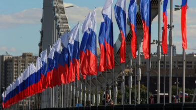 Российские фигуристы выступают на льду в Токио, поднимая триколор