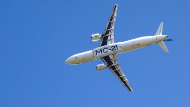 МС-21 и Суперджет с расправленными импортозамещенными крыльями в небе